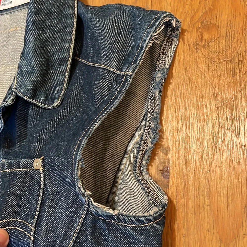 Levi’s Men’s Vest/Waistcoat Like New Medium Denim Blue Classic Collar Buttons - Picture 9 of 11